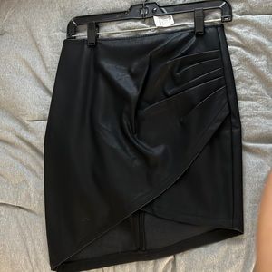 Black leather olivaceous skirt